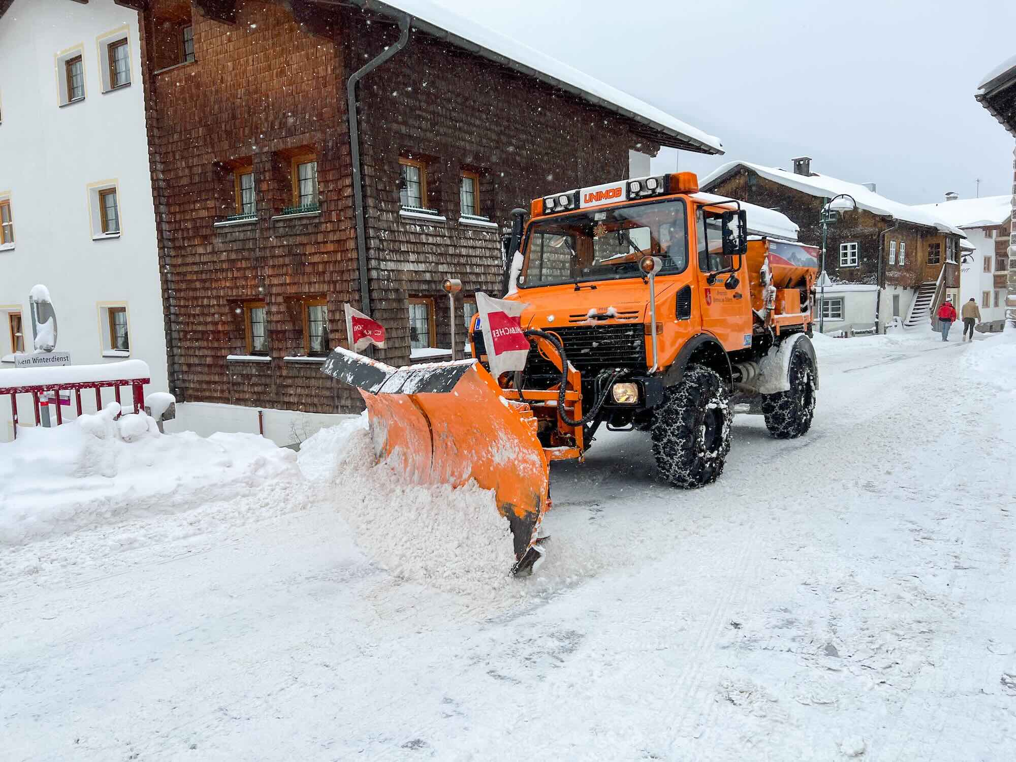 Sneeuwschuiver Veel Sneeuw Op De Weg