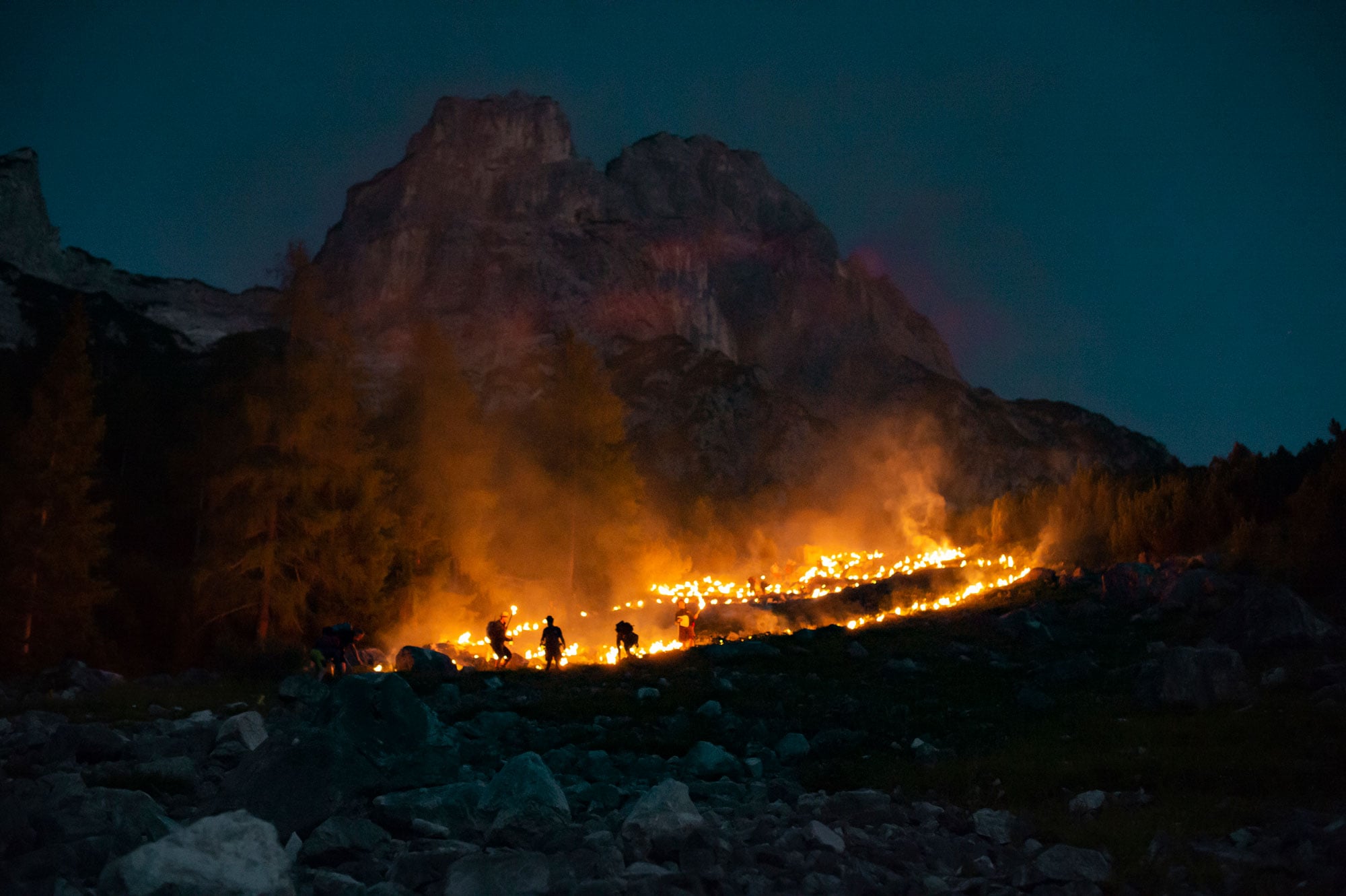 Eén avond per jaar lichten de bergen in Tirol op door honderden vuren