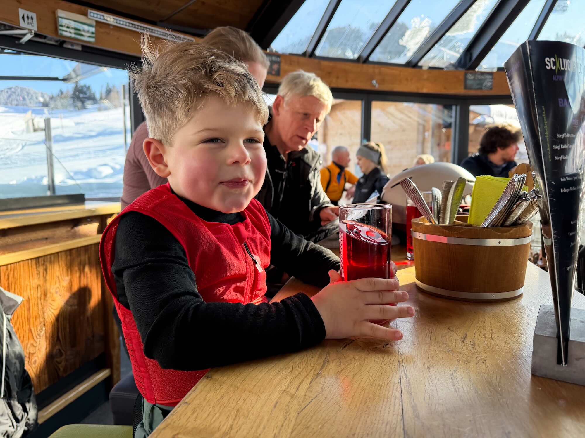 Kind beim Après-Ski