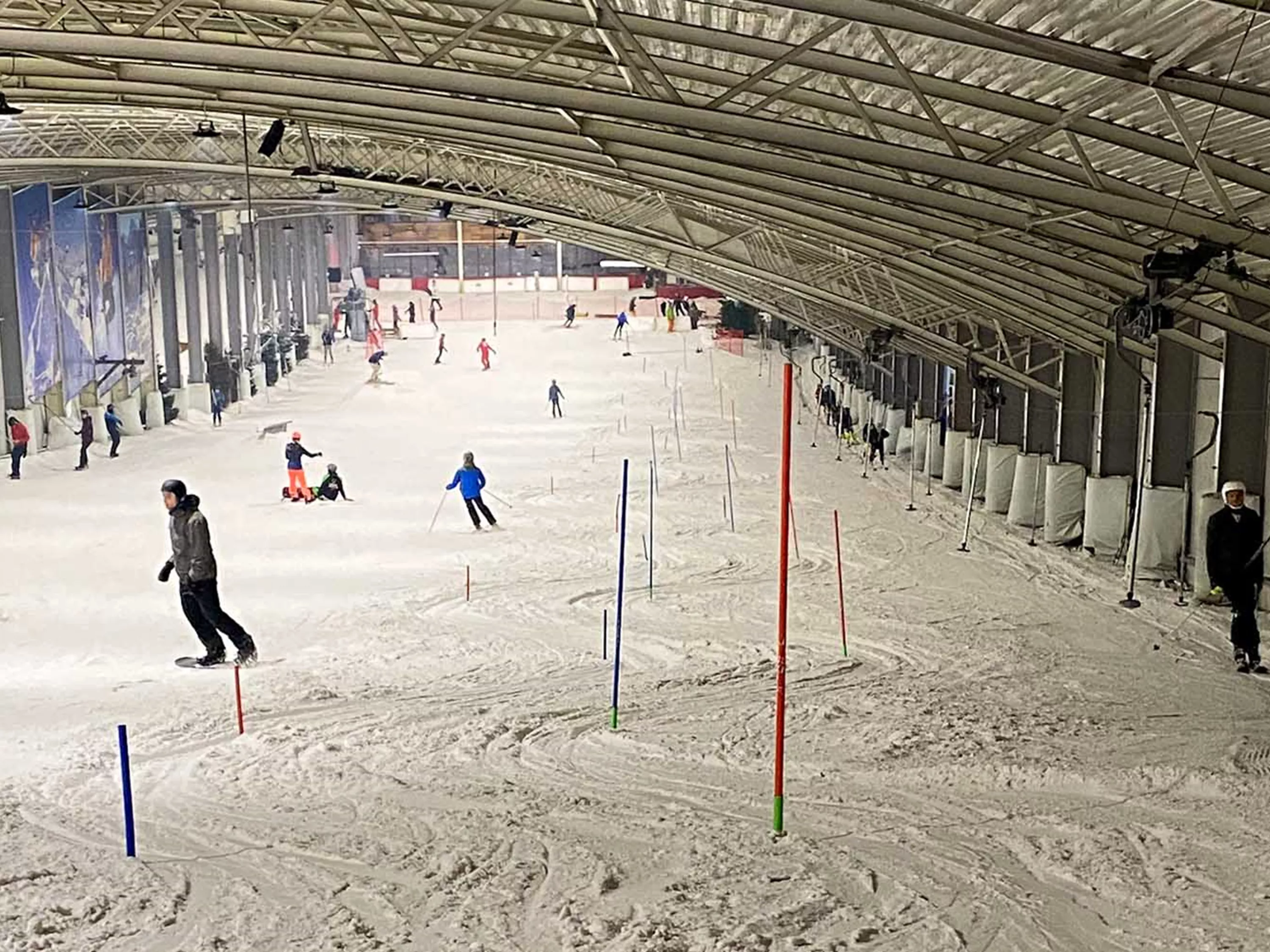 Skiën in een indoor skihal vs. de echte bergen: de ver...