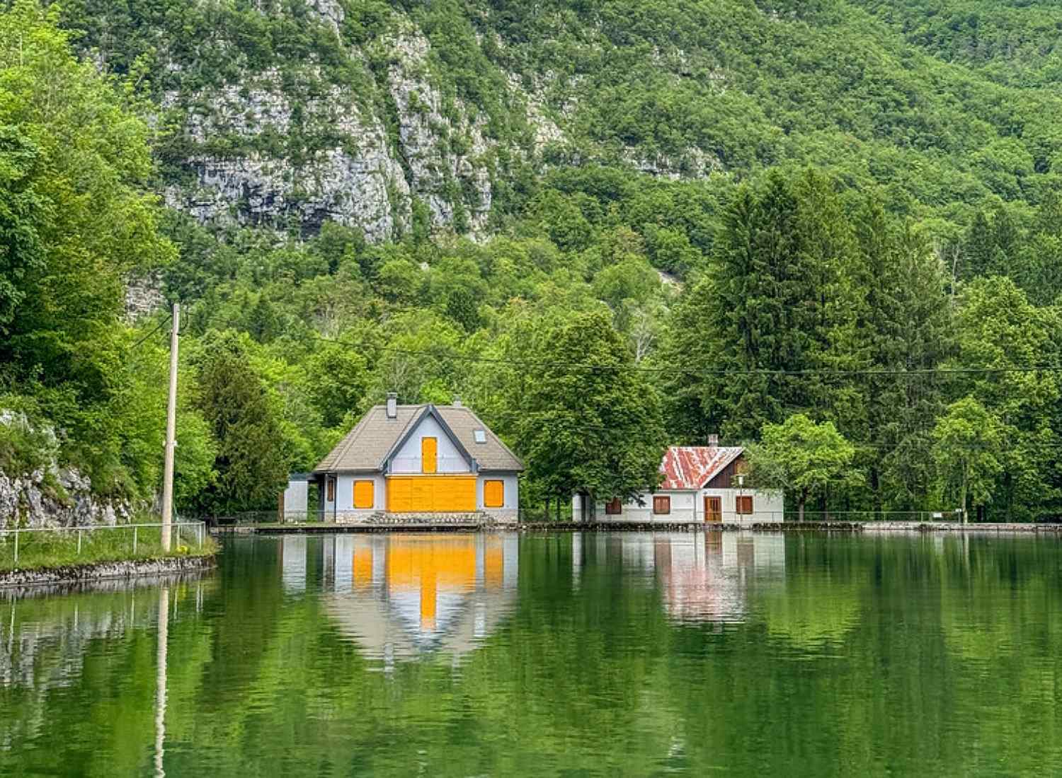 Hütten am Bergsee