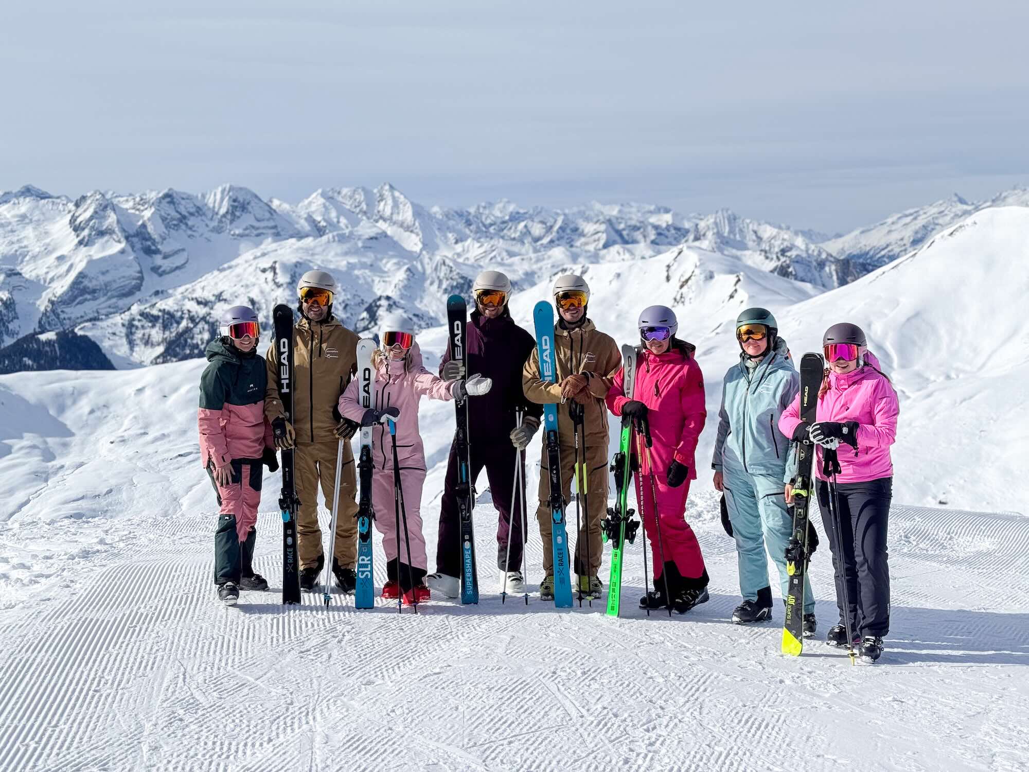 Gruppenfoto von Skifahrern