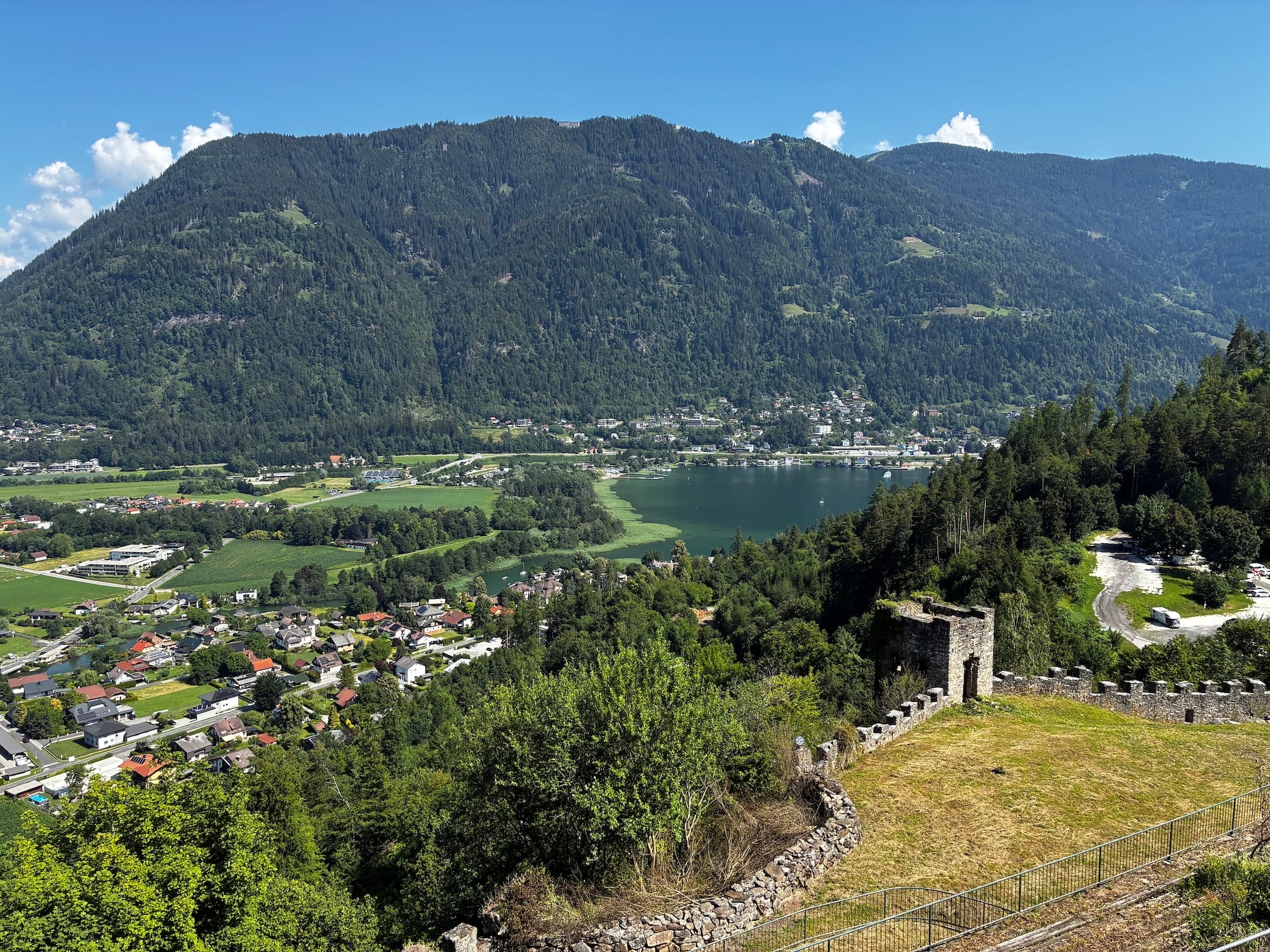 Uitzicht op Ossiacher See en Gerlitzen vanaf Burg Landskron