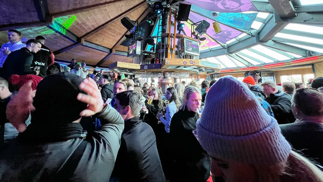 Jede Menge feiernde Leute in einer Apres-Ski Bar