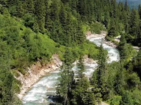 Chinees stort met e-bike 35 meter naar beneden in Oostenrijkse kloof Chinees stort met e-bike 35 meter naar beneden in Oostenrijkse kloof