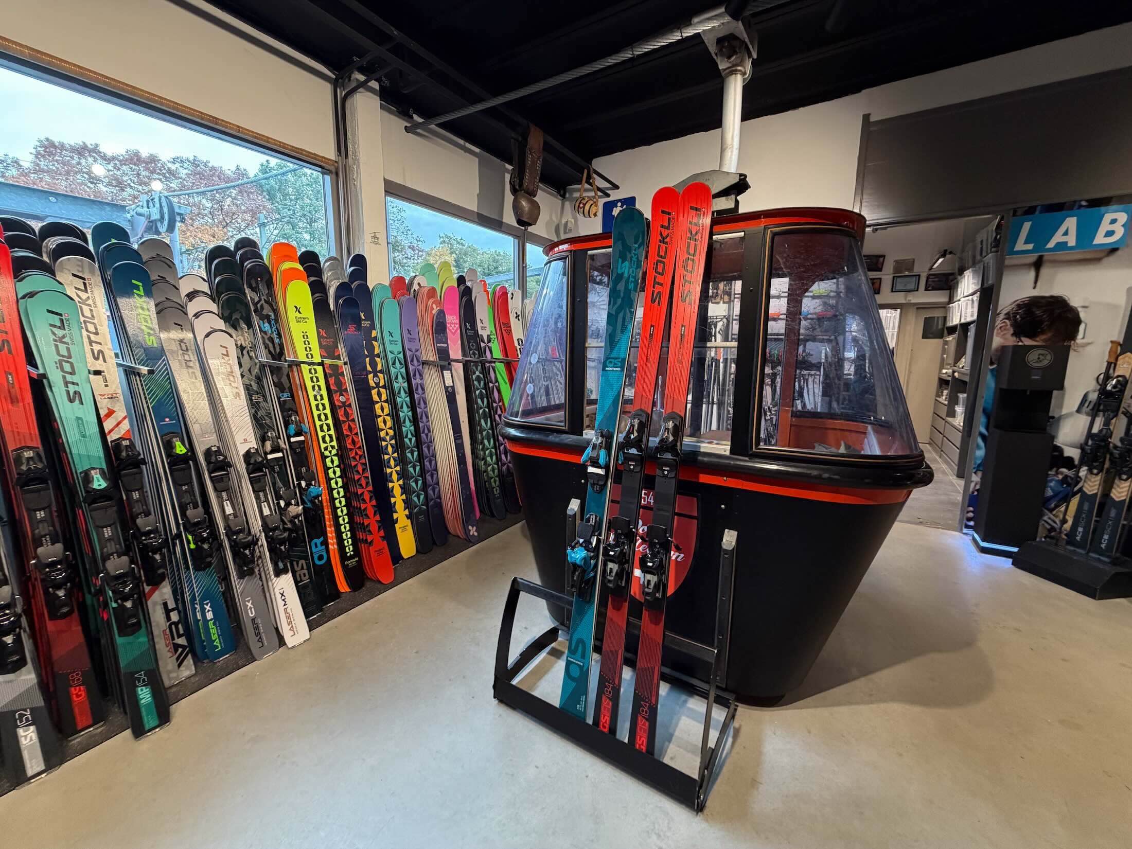 Skier im Sportgeschäft