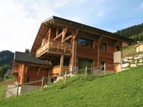 Chalet-appartement Le Savoyard met buiten-jacuzzi Chalet-appartement Le Savoyard met buiten-jacuzzi