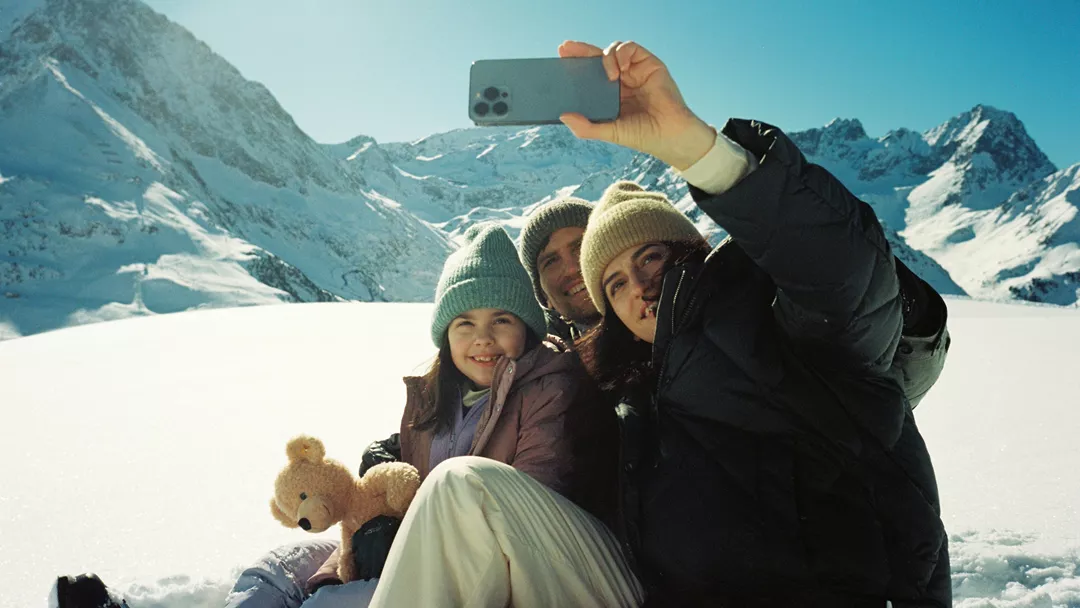 Familie Selfie im Schnee in Tirol