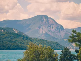 Dit zijn de mooiste campings aan het Lac de Serre-Ponçon Dit zijn de mooiste campings aan het Lac de Serre-Ponçon