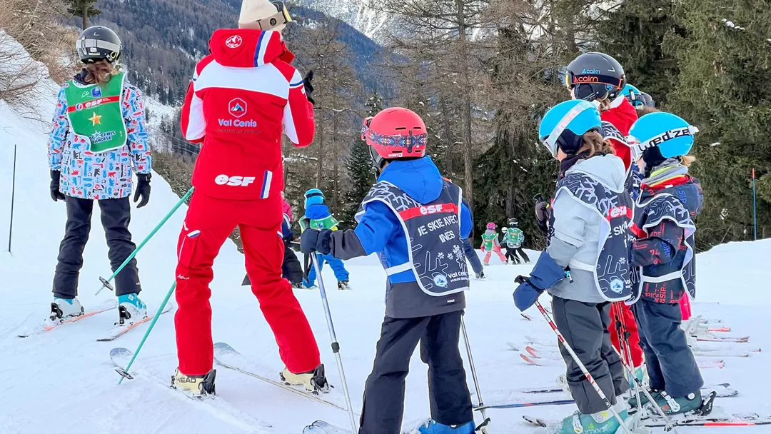 Skileraar Met Kinderen Op De Piste In Frankrijk Skileraar Met Kinderen Op De Piste In Frankrijk