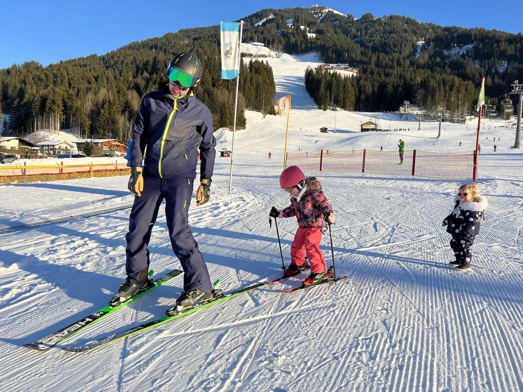 Kinder beim Skifahren in Westendorf