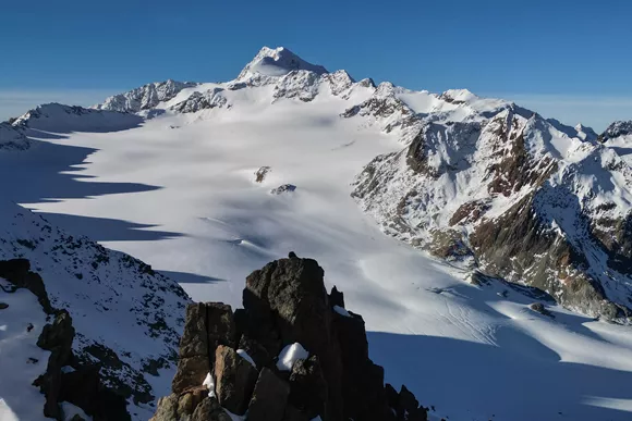 IJskoude nacht op gletsjer: Duitse tieners (17-19) gered per helikopter IJskoude nacht op gletsjer: Duitse tieners (17-19) gered per helikopter