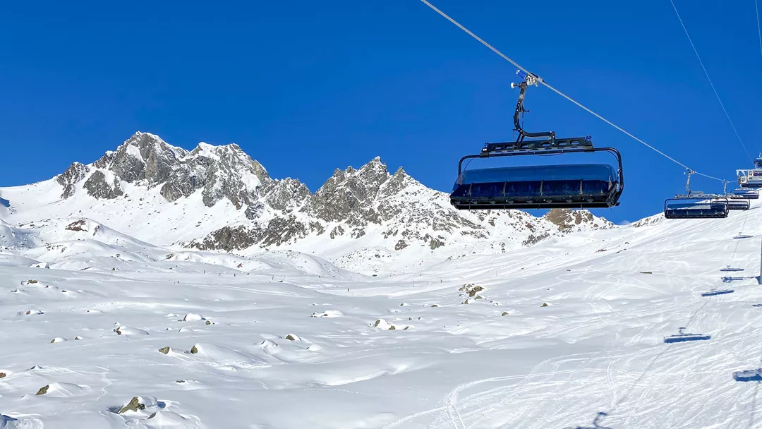 Stoeltjeslift in skigebieden zonder gondels