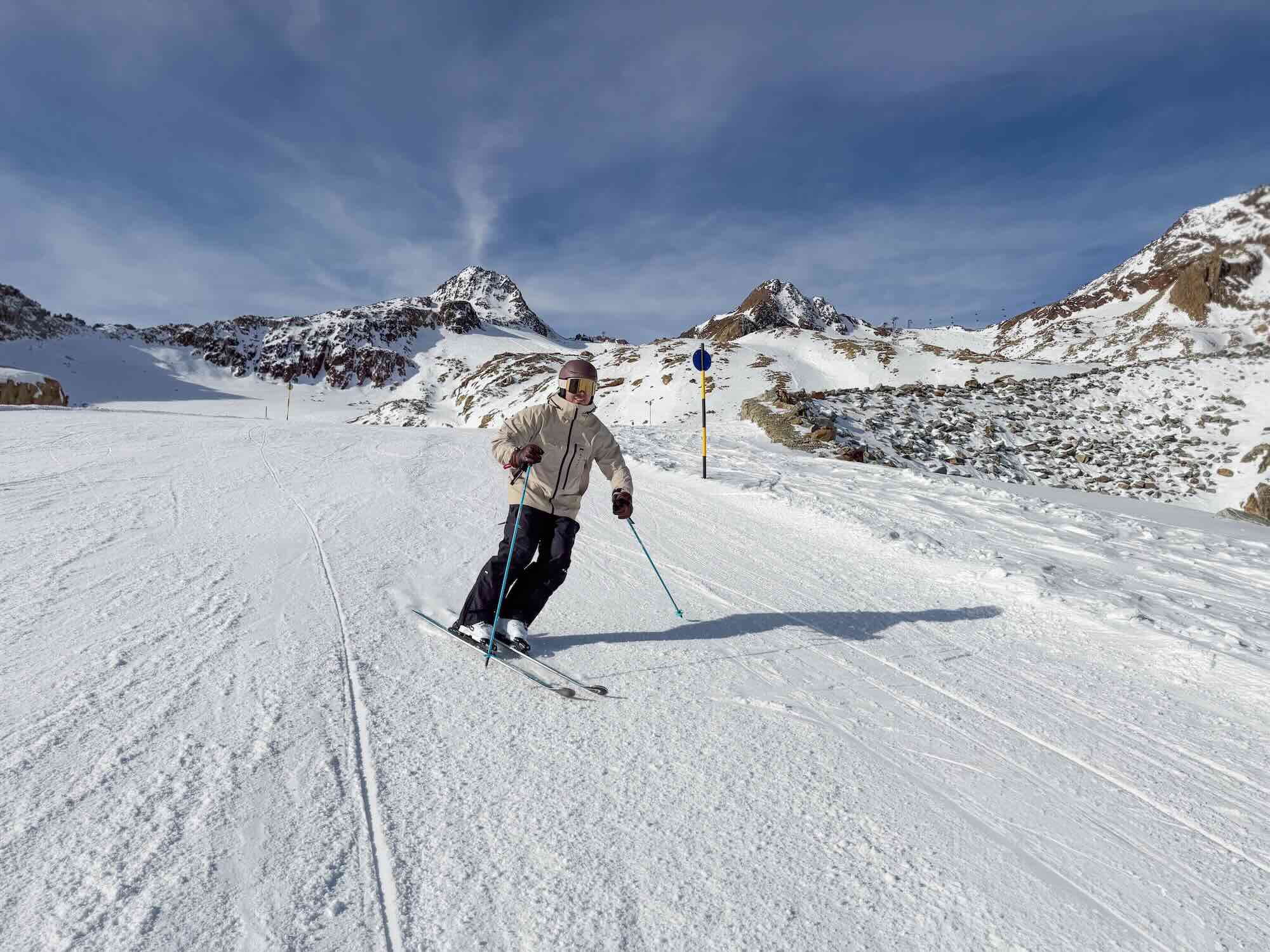 Skiën in Sölden op een brede blauwe piste op de gletsjer