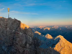 Deel van gouden kruis op Zugspitze breekt af na storm  Deel van gouden kruis op Zugspitze breekt af na storm