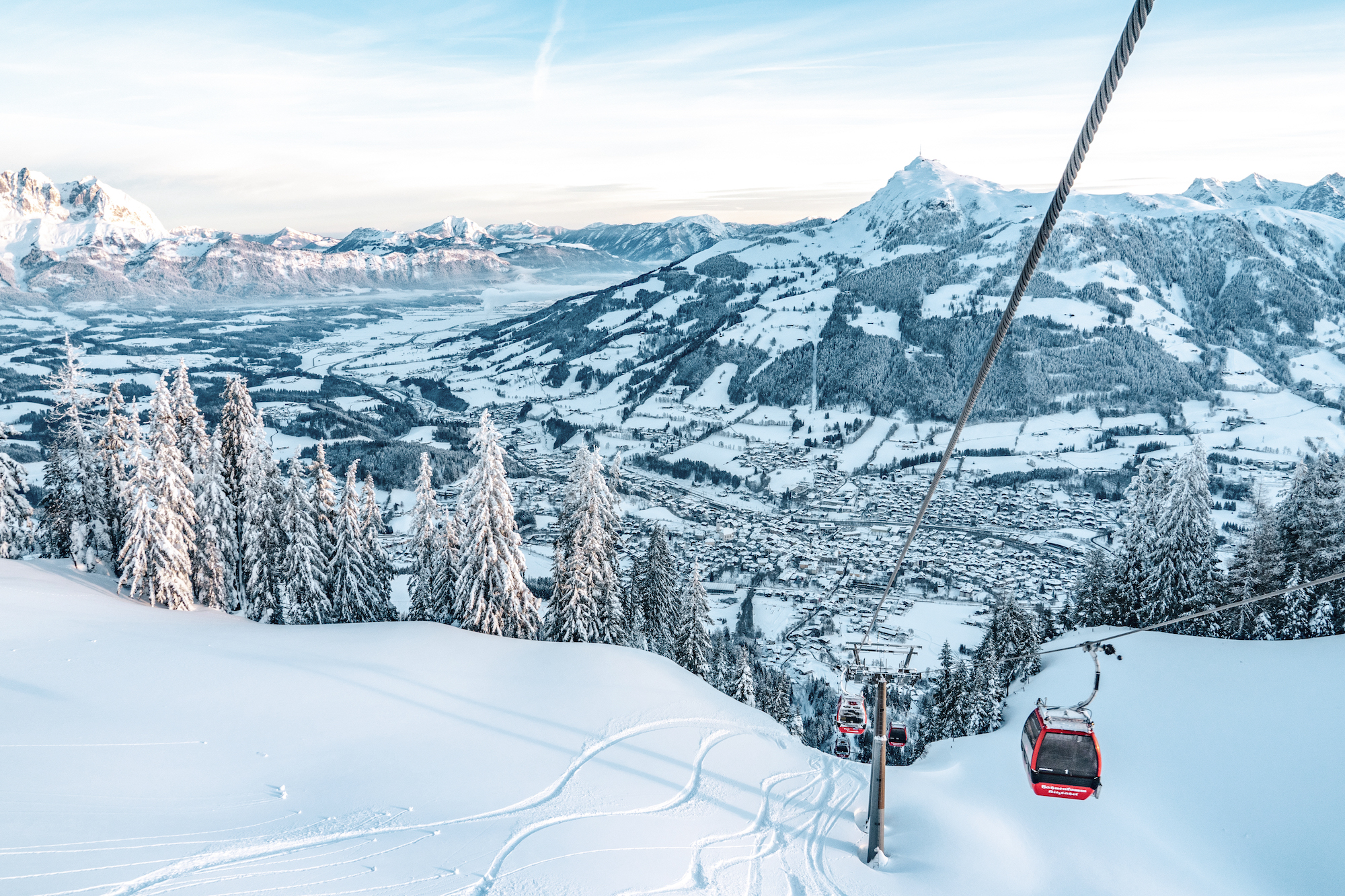 Landschaft Skigebiet Hahnenkamm Winter Gondel (C) Kitzbuehel Tourismus (3)