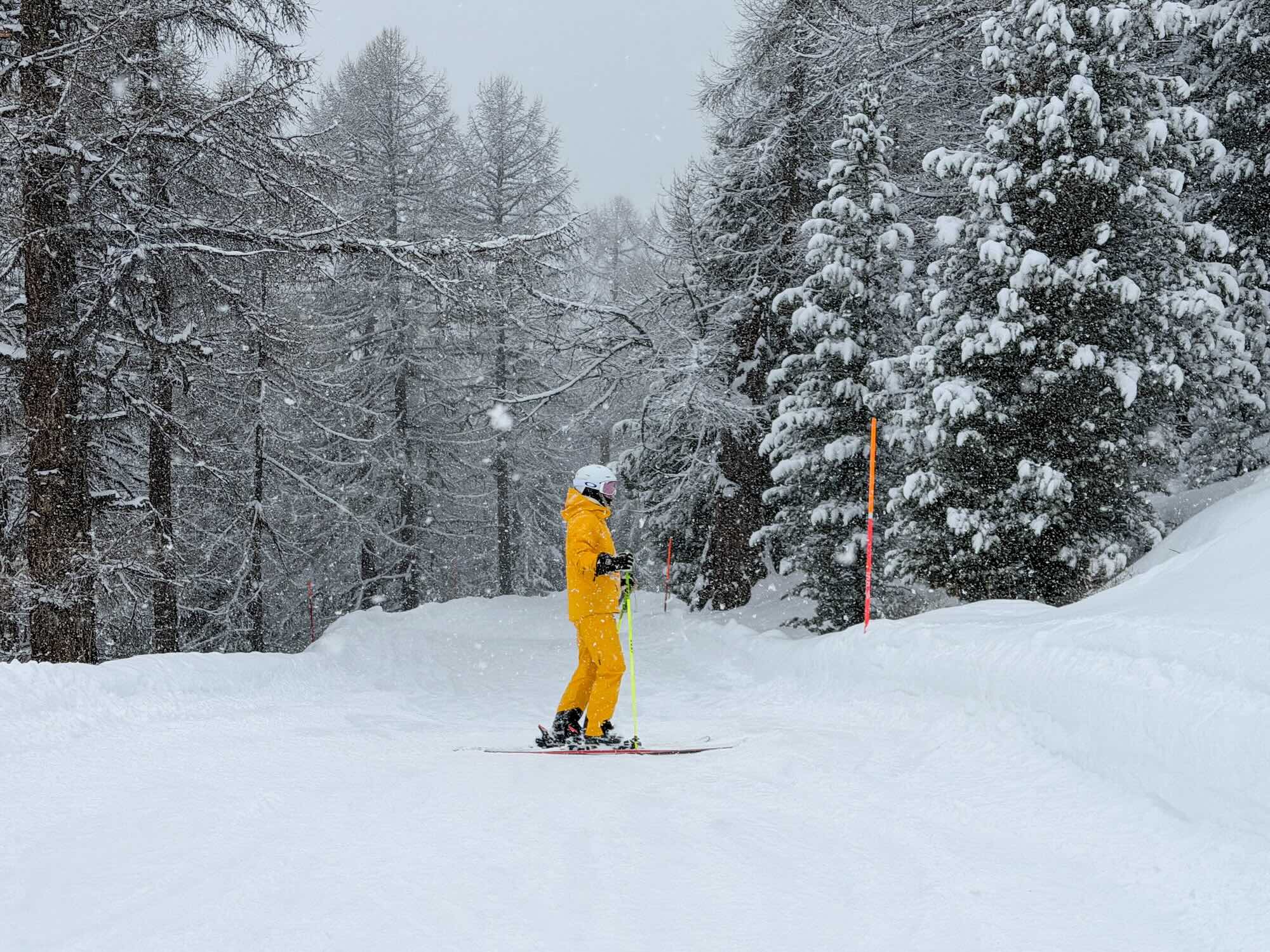 Wintersporter skiën door verse sneeuw in de Alpen