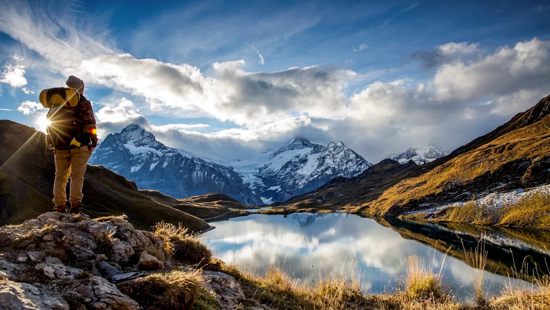 Wandelaar bij Bachalpsee herfst in Zwitserland Wandelaar bij Bachalpsee herfst in Zwitserland