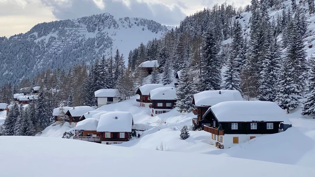 Hotels an der Piste in verschneiter Winterlandschaft