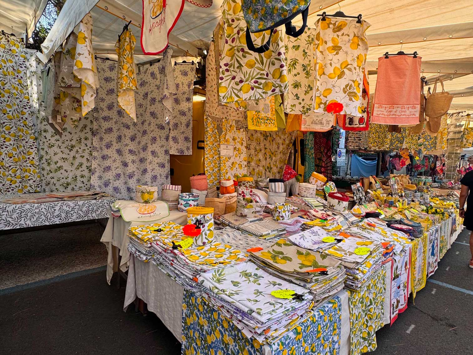 Marktstand mit Tuchwaren am Gardasee