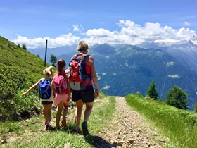 Welke uitrusting neem je voor je kinderen mee naar de bergen? Welke uitrusting neem je voor je kinderen mee naar de bergen?