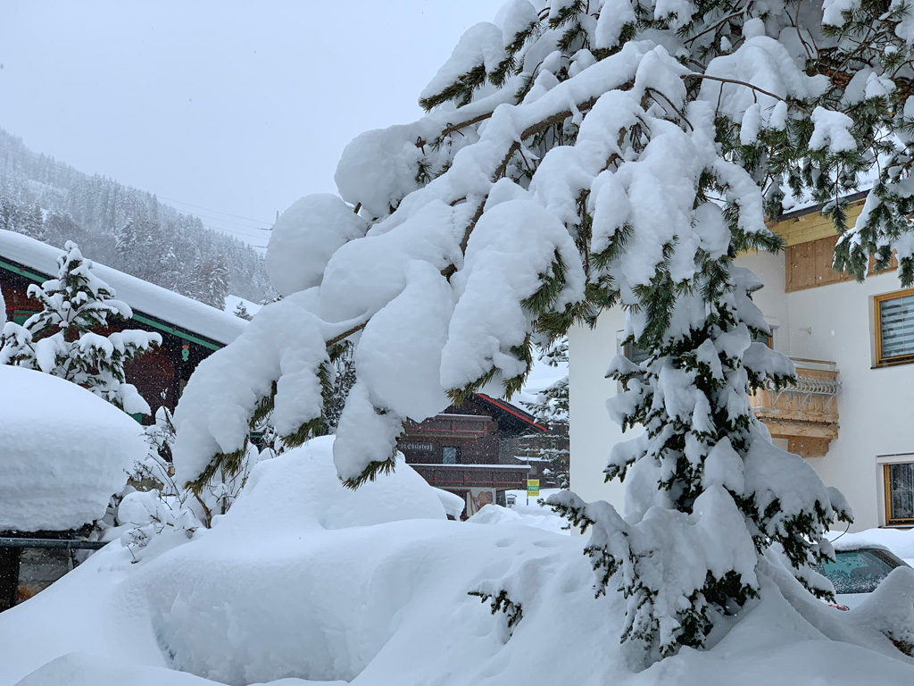 50341 - Meter sneeuw zorgt voor chaos in de Alpen (2)