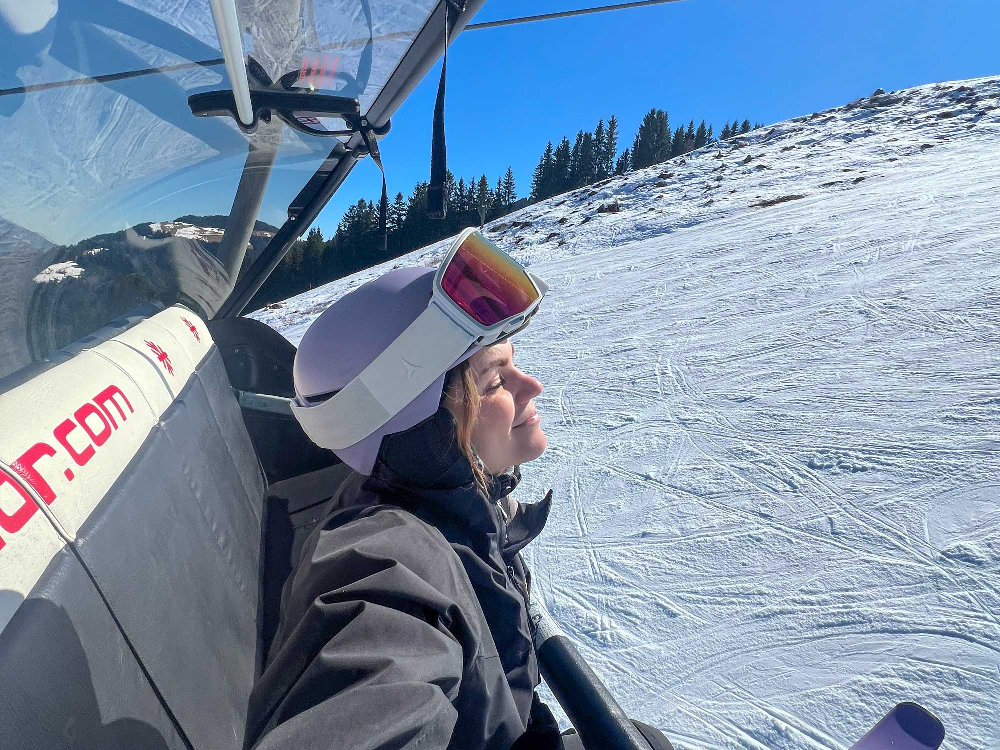 Genieten Van De Zon In De Skilift In De Lente