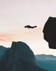 Chinese basejumper (25) overlijdt bij fatale sprong in de Dolomieten Chinese basejumper (25) overlijdt bij fatale sprong in de Dolomieten