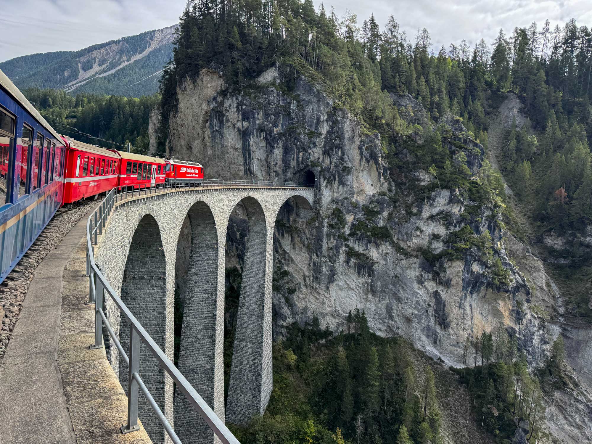 Zug fährt über ein Viadukt