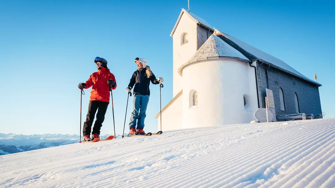 Skiers Bij Kerkje Hohe Salve Winter