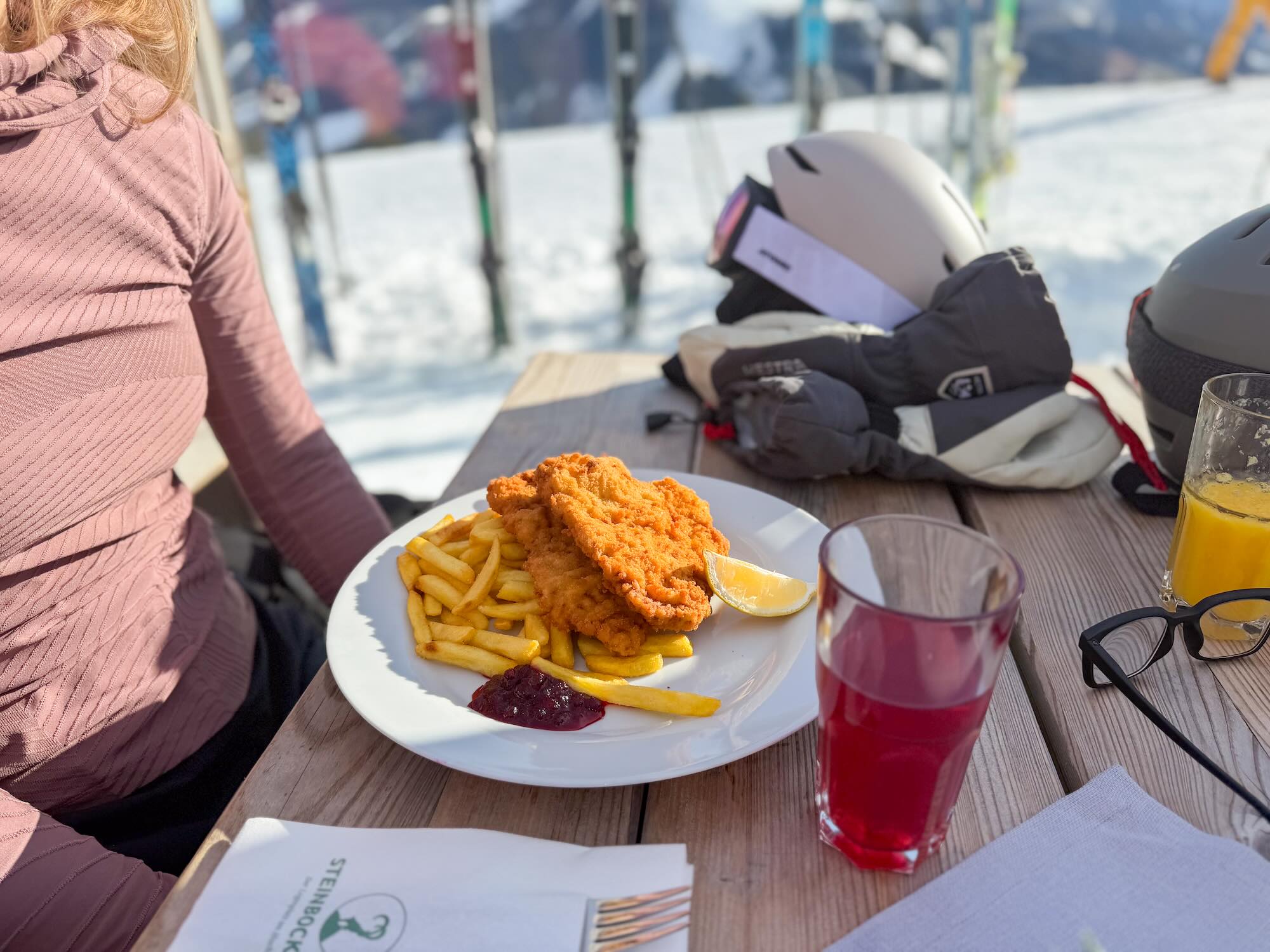 Wiener Schnitzel Op Het Terras Van Een Berghut