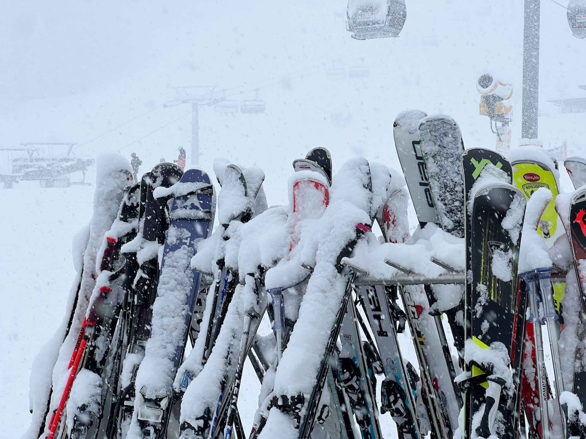 Sneeuw Op Skis