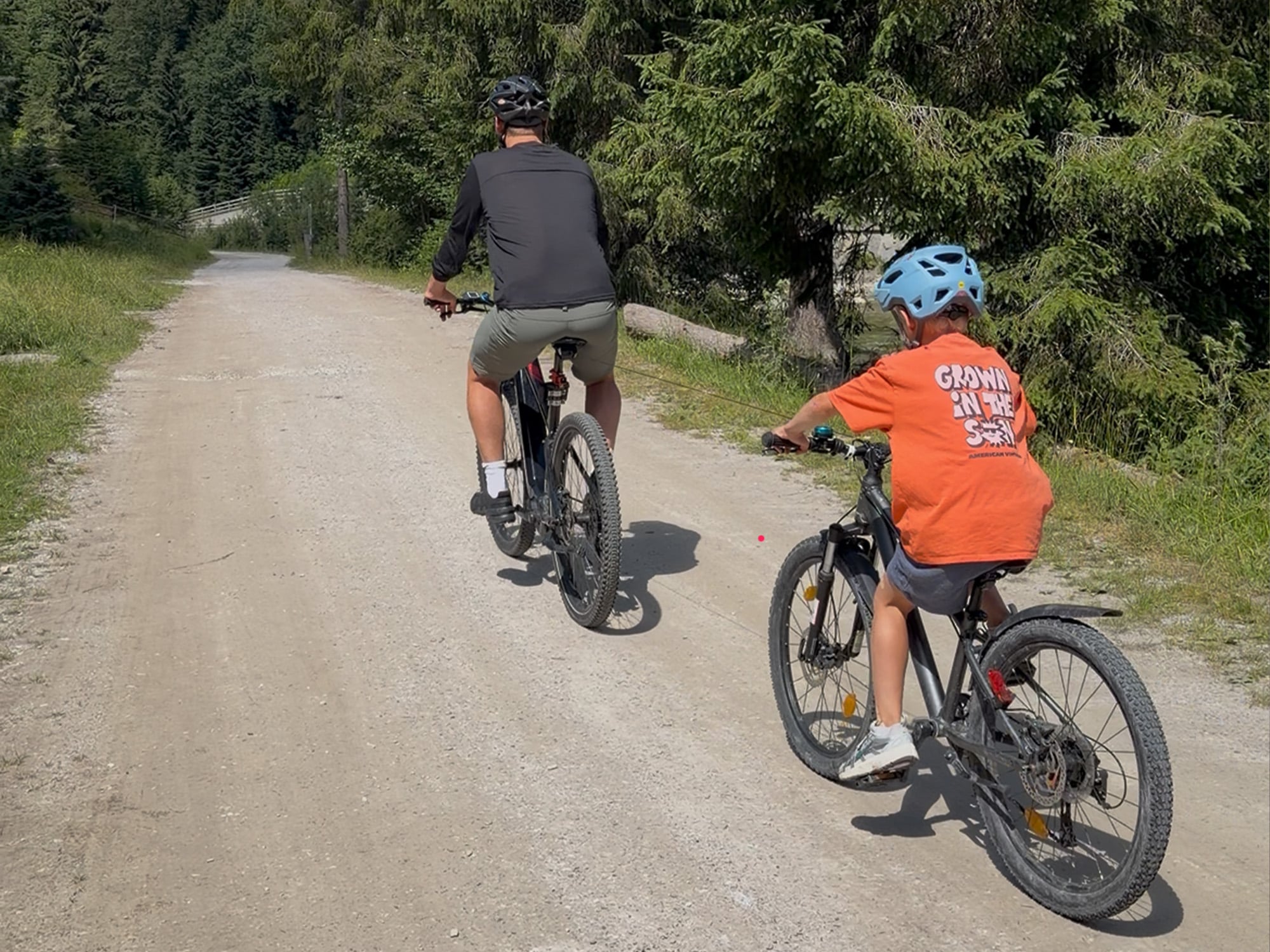 Met kinderen fietsen in de bergen? Deze gadget van 40 euro lost een groot probleem op