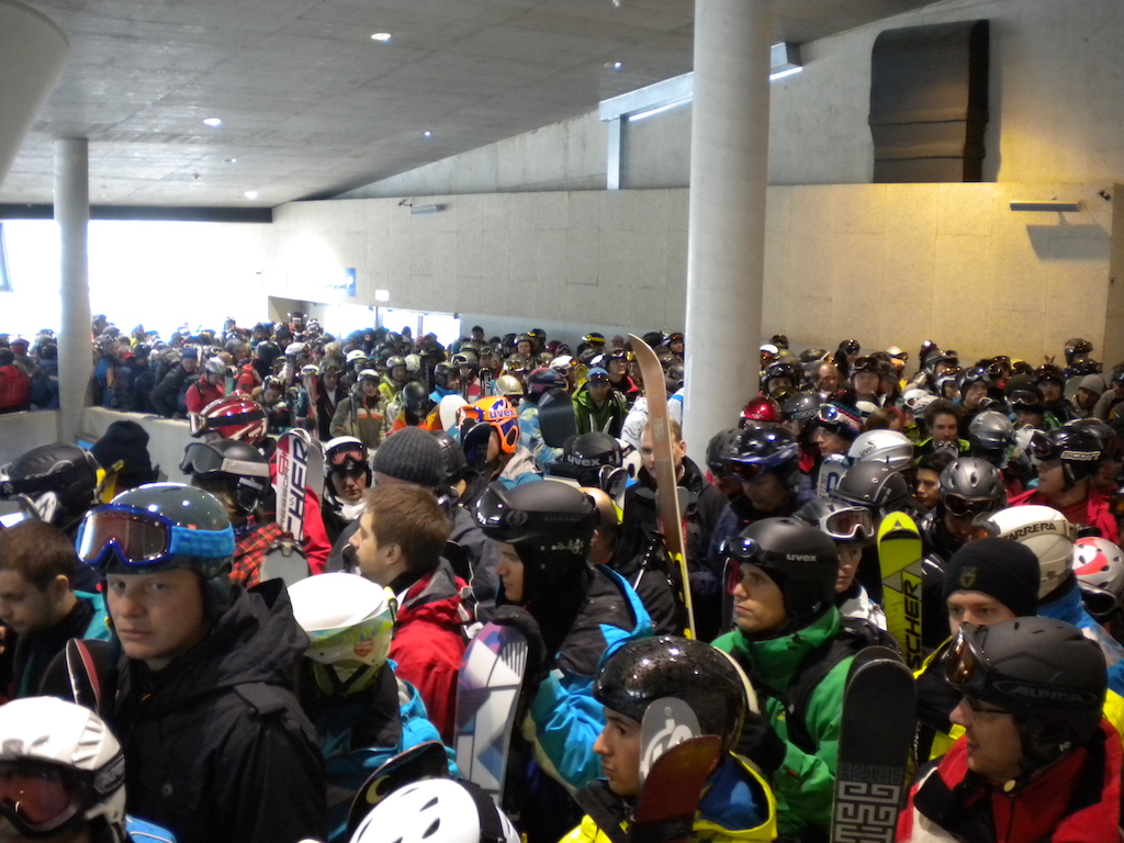 8041 - Hoe omzeil je zoveel mogelijk rijen op wintersport? (1)