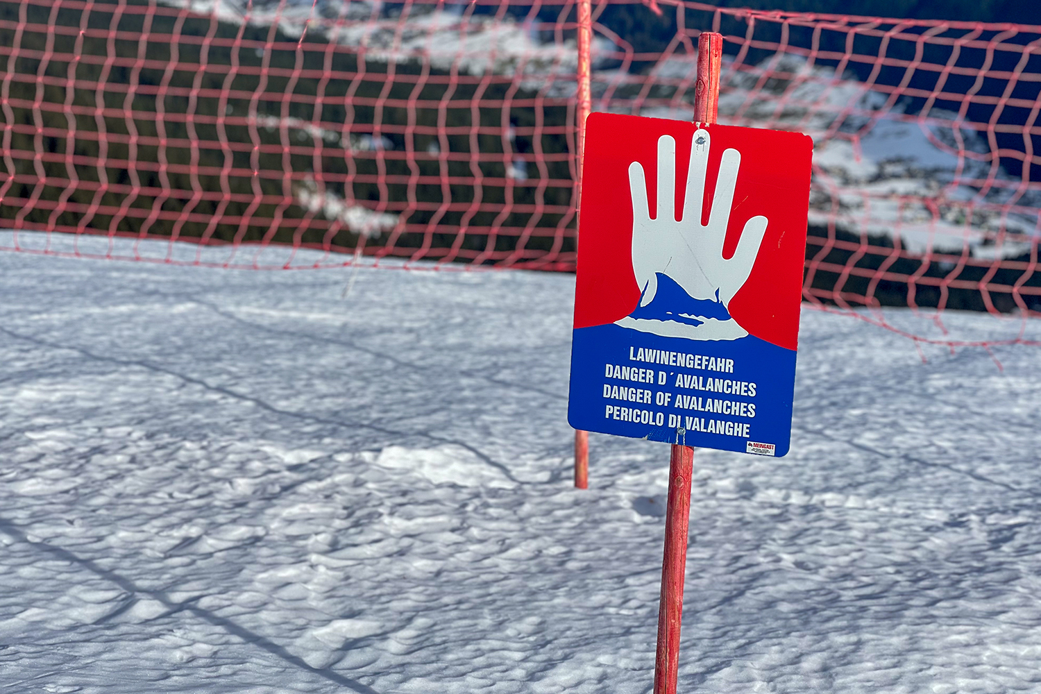 Schild Achtung Lawinengefahr
