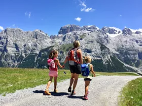 Tips voor als je kind tijdens het wandelen vraagt: "is het nog ver?" Tips voor als je kind tijdens het wandelen vraagt: "is het nog ver?"