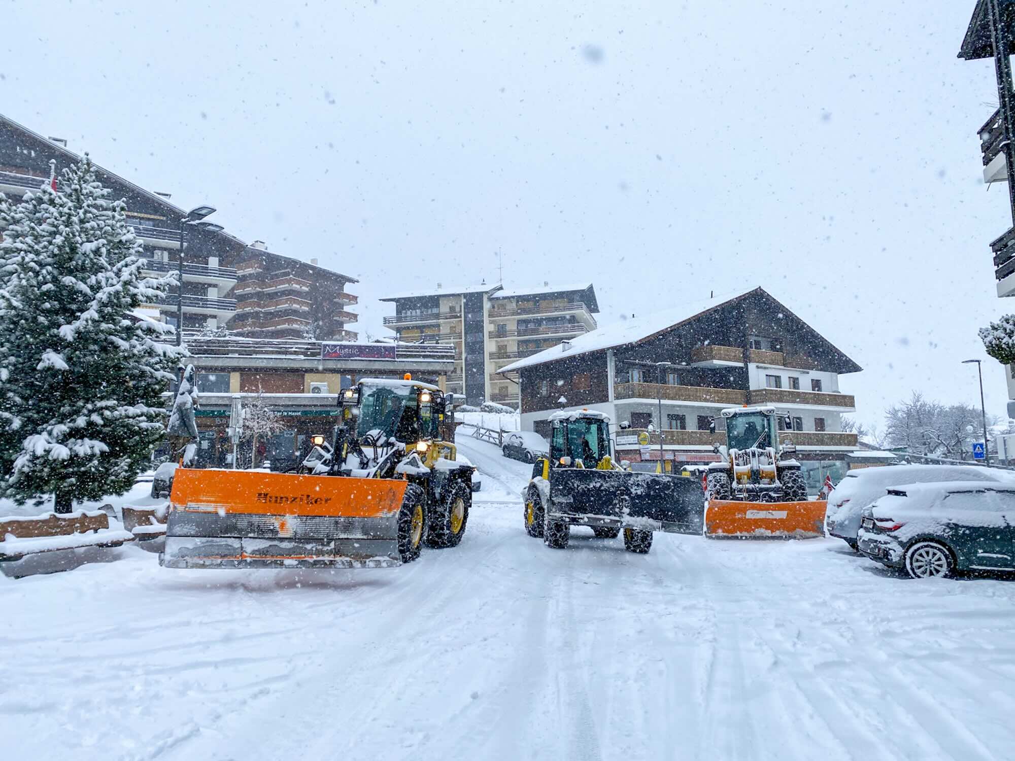 Sneeuwschuivers In Actie Met Sneeuwdump