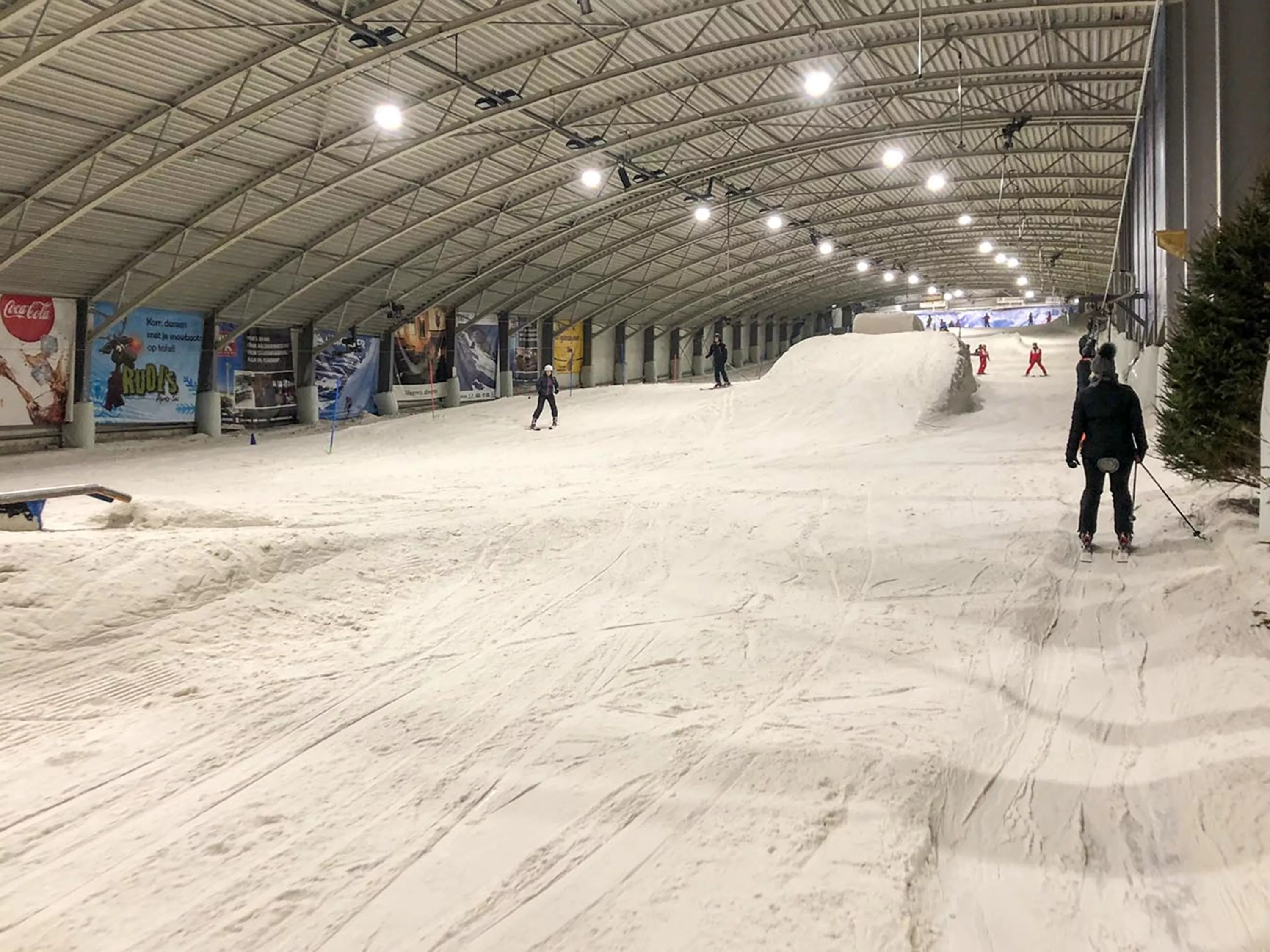 Skiën in een indoor skihal vs. de echte bergen: de ver...