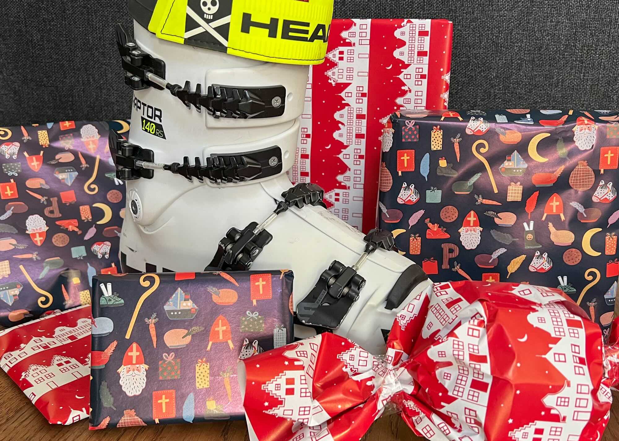 Sinterklaas Met Cadeautjes Voor Wintersporters