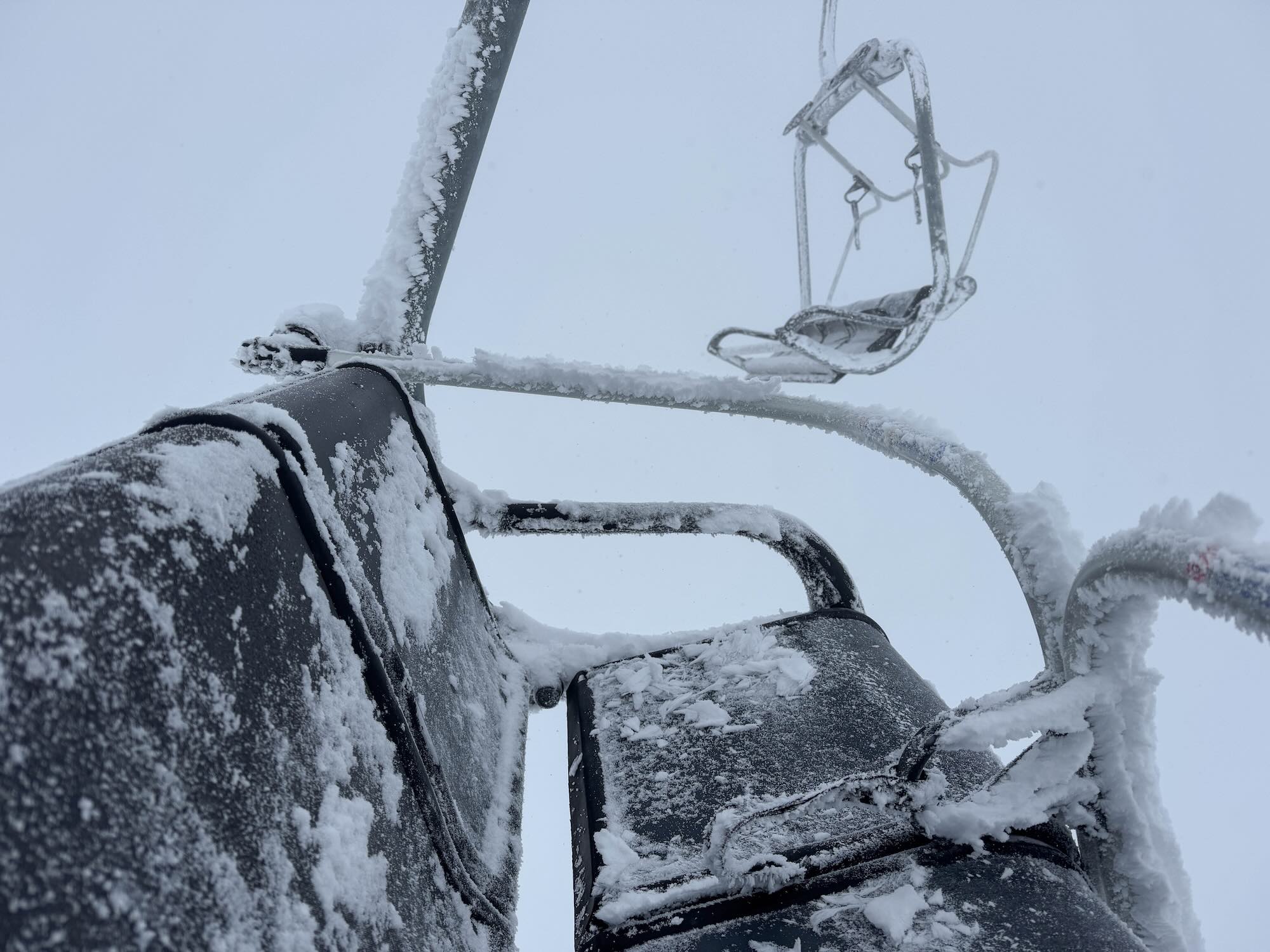 Sessellift mit Schnee