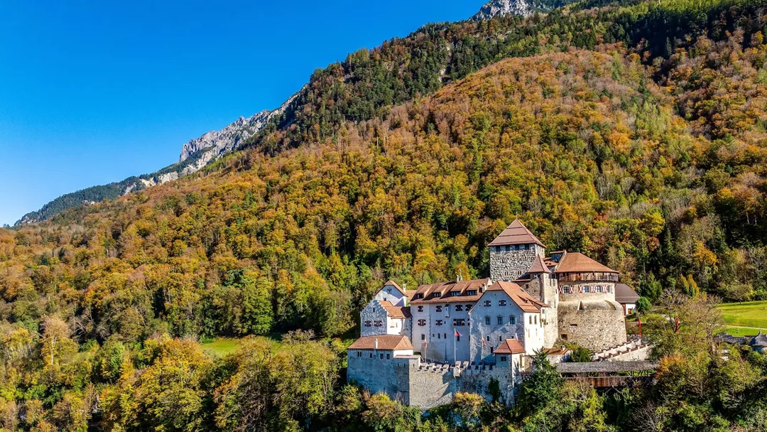 Schloss Vaduz op fraaie herfstdag Liechtenstein Schloss Vaduz op fraaie herfstdag Liechtenstein