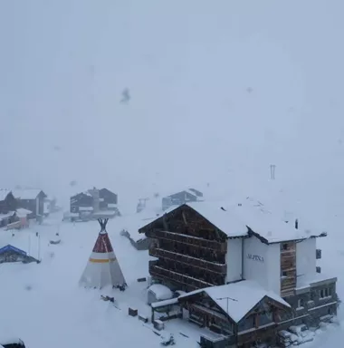 Winterwonderland in de Alpen met een heerlijk laagje sneeuw in de dorpen Winterwonderland in de Alpen met een heerlijk laagje sneeuw in de dorpen