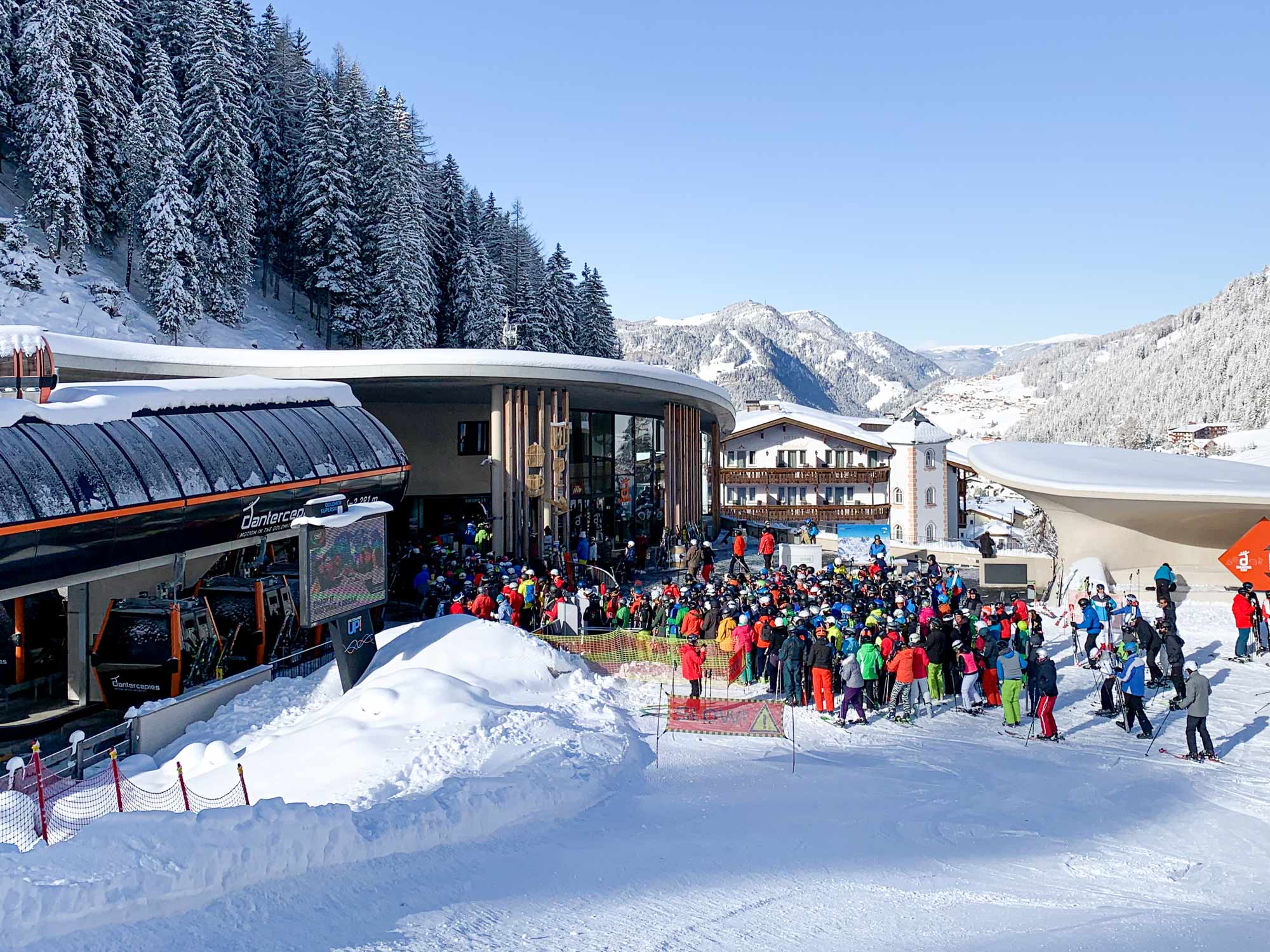 Topdrukte In Het Hoogseizoen Met Lange Rij Voor De Skilift In Het Skigebied