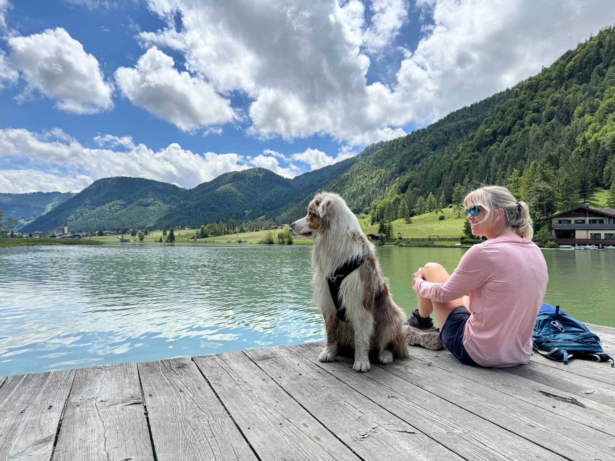 Mit Hund am Bergsee