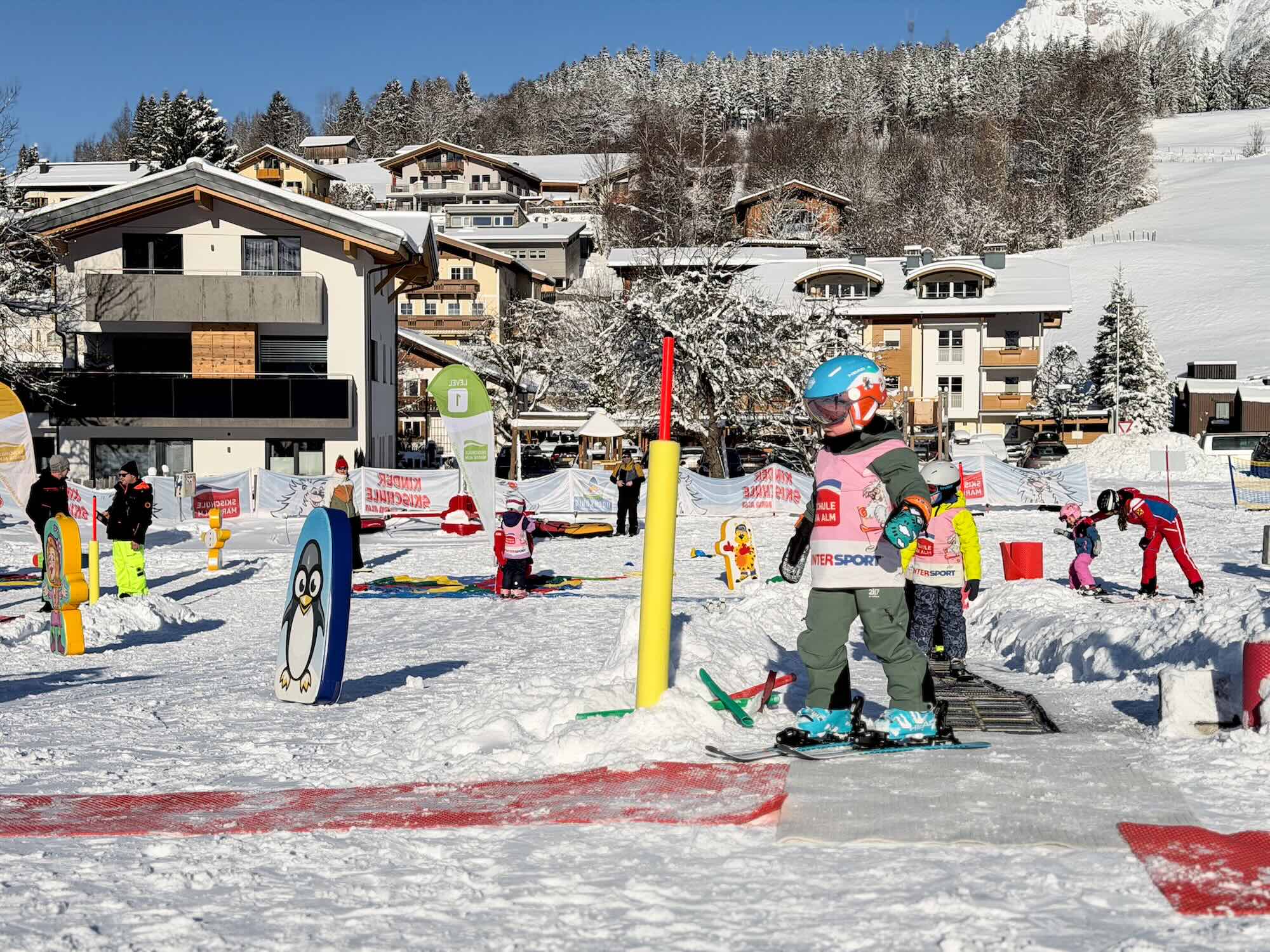 Klein Kind Op Skiles In Oostenrijk