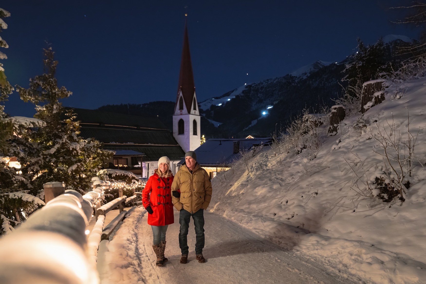 100000 Lichter Weg Seefeld Paar Läuft Vom Ortszentrum Den Pfarrhügel Hinauf