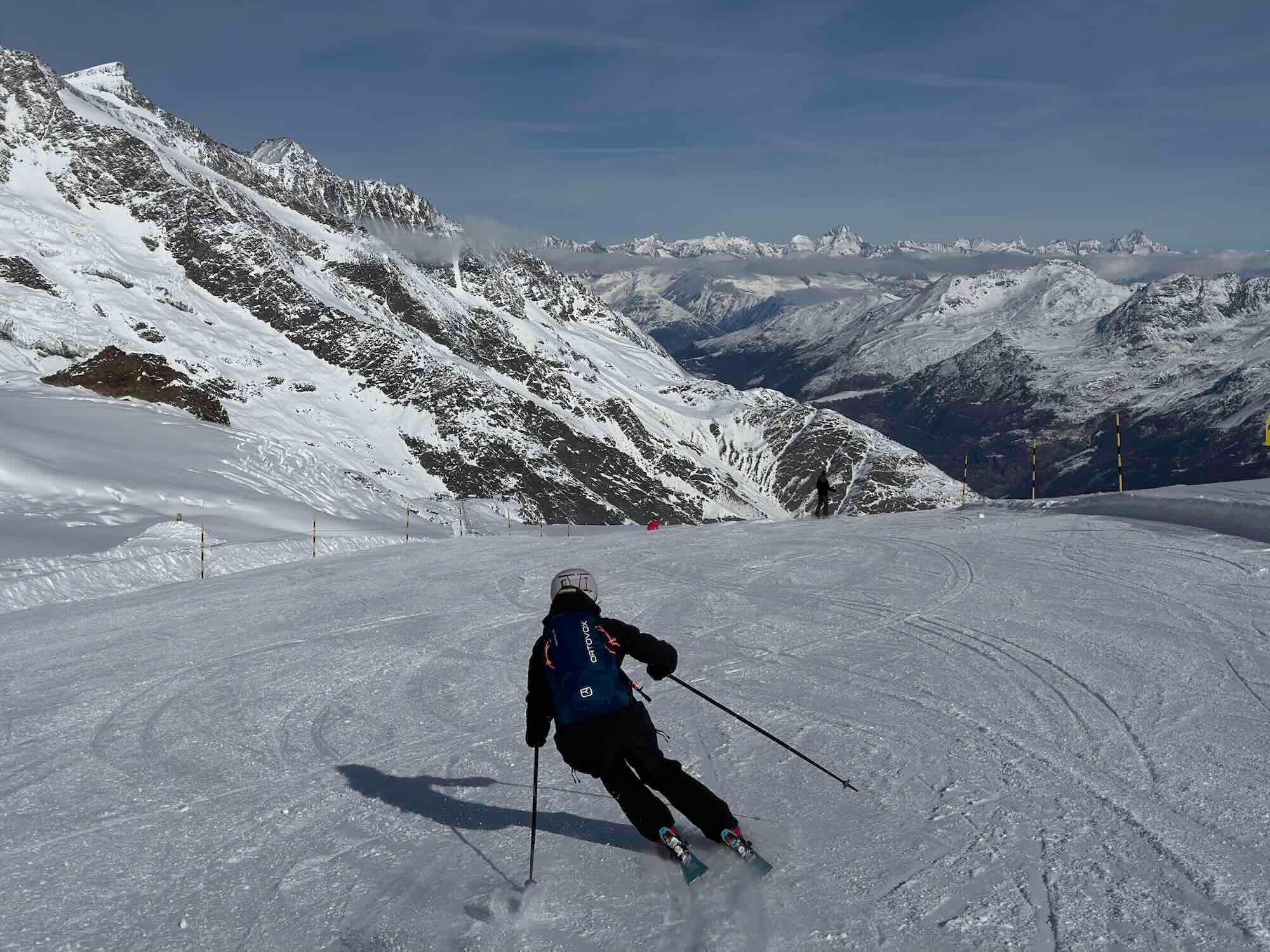 Sneeuwzeker skiën in het Saastal