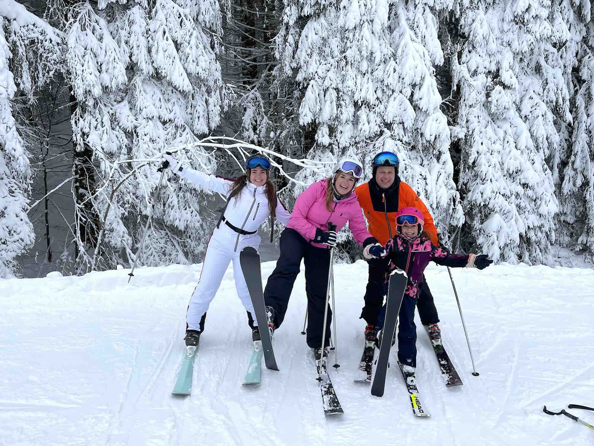 Blije Groep Wintersporters In Skigebied Altastenberg Dicht Bij Nederland