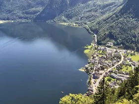 Toeristen vast met auto op wandelroute bij Hallstätter See Toeristen vast met auto op wandelroute bij Hallstätter See