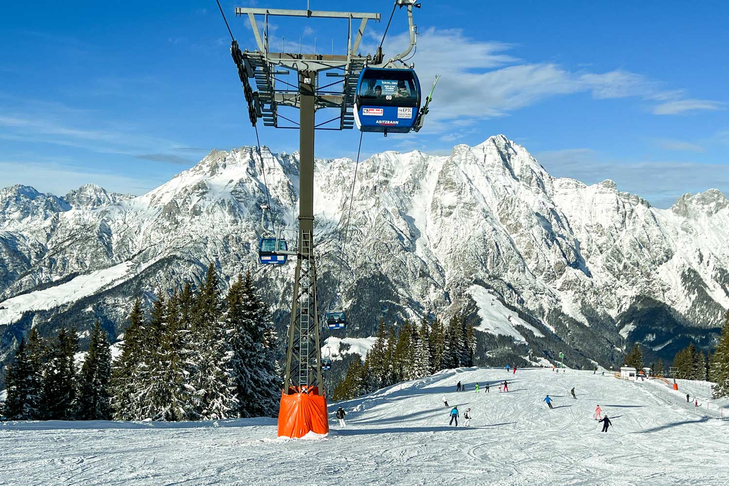 Skipiste und Gondel im Skicircus